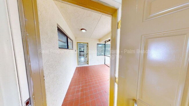 Building Photo - 609 White Water Dr