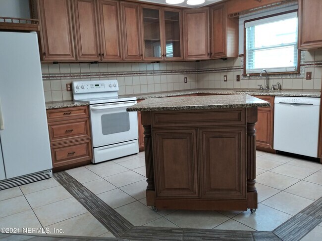Building Photo - 1047 Hibiscus St