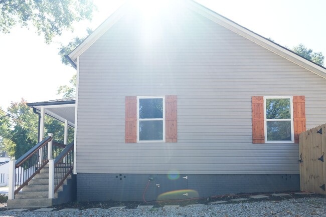 Building Photo - Charming 2BR/2BA Home