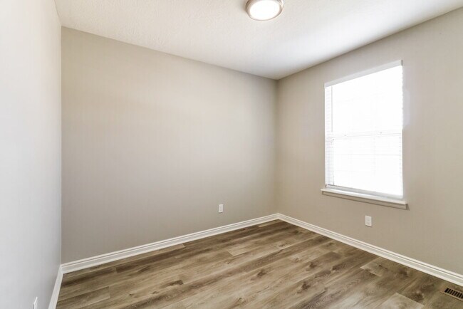 Building Photo - 2114 Juniper Dr