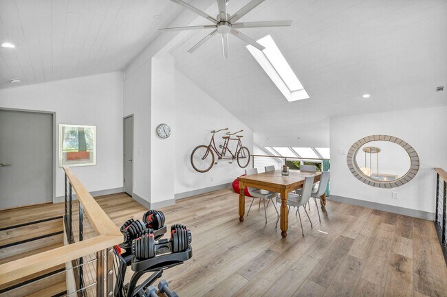 Building Photo - LAKEFRONT LUXURY ON LAKE STANLEY | FULLY FURNISHED + UTILITIES INCLUDED IN GUARDED LAKERIDGE SHORES