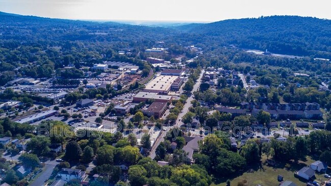 Building Photo - 1000 Monticello Rd