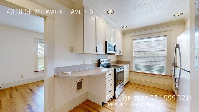 Building Photo - 4318 SE Milwaukie Ave