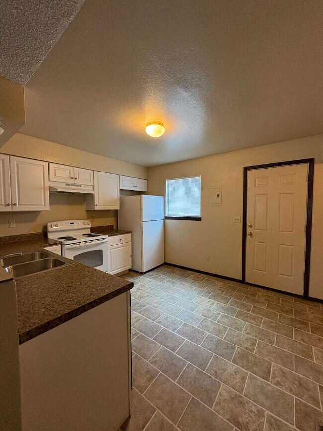 Building Photo - 2 bedroom townhouse - Mineola C