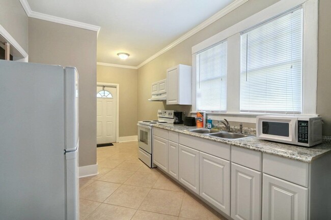 Building Photo - Large Downtown 3BR/2BA House For Rent Walk...