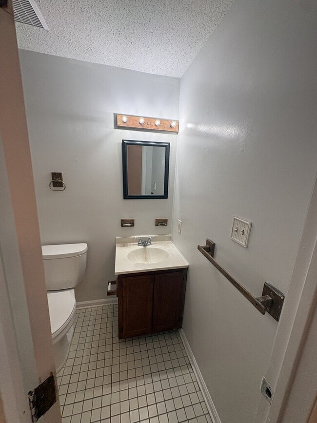 Building Photo - 103 Pine Crest Dr