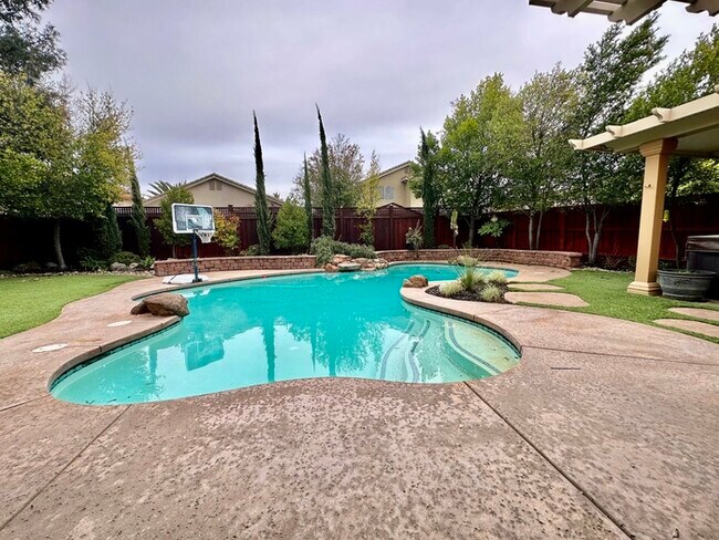 Building Photo - Must See This Beautiful 4 Bedroom 3 Bathro...