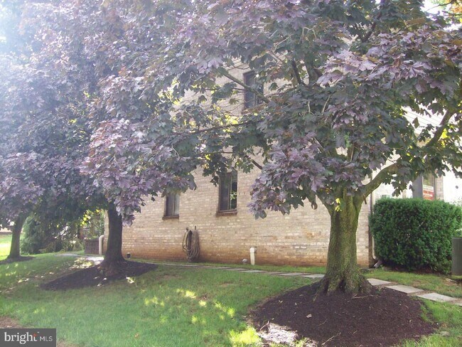 Building Photo - 201 Village Walk