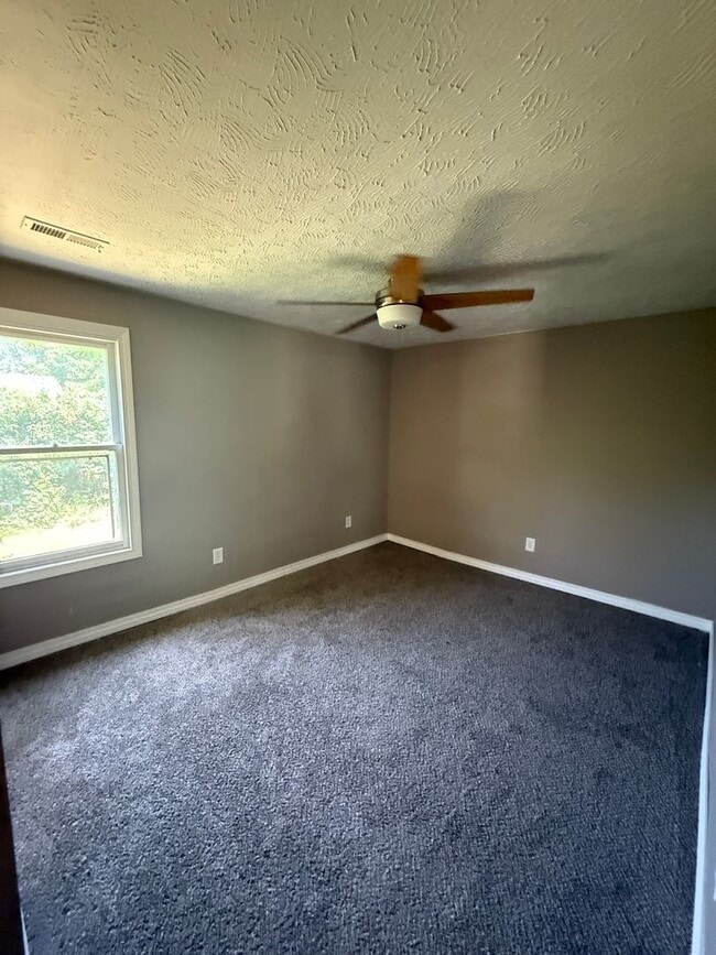 Building Photo - 3 bedroom/1 bath house