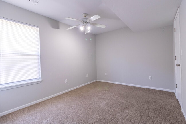 Building Photo - 1505 Raleigh Dr