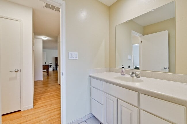 Building Photo - Amazing Midtown Home on a Quiet Cul-de-sac.