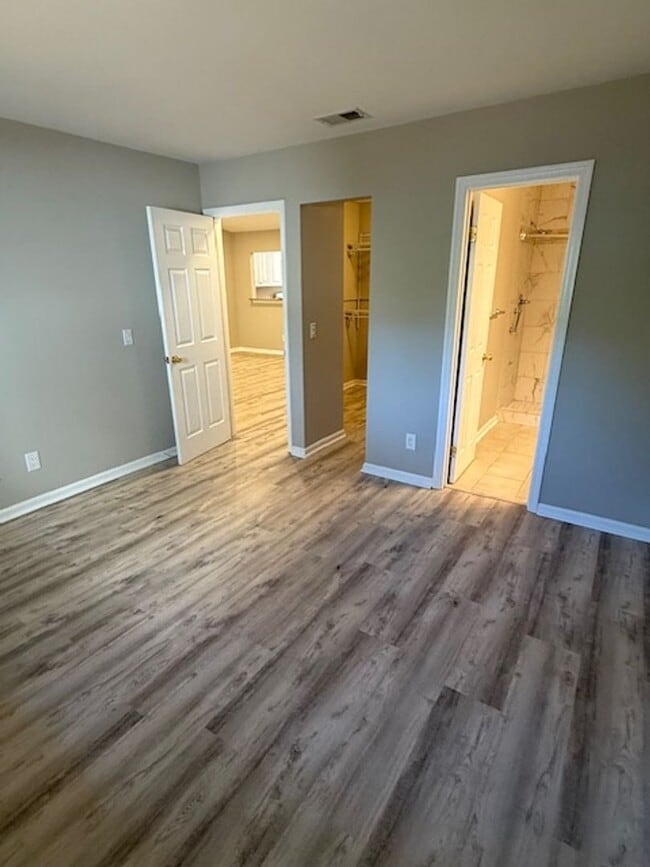 Building Photo - Woodlake Villa 213