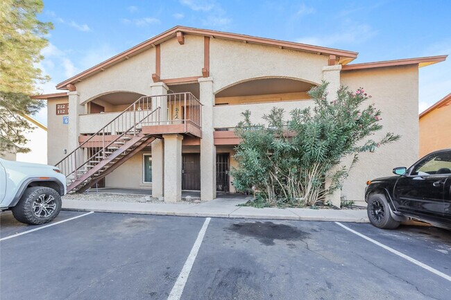 Building Photo - 465 W Ivyglen St