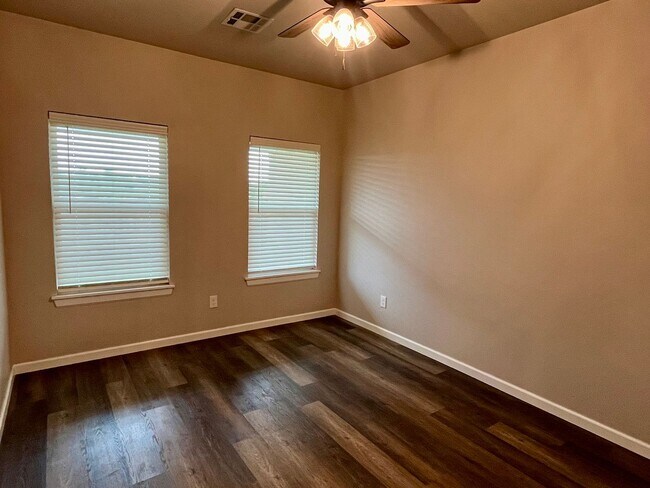 Building Photo - Beautiful 2 Bed 2 Bath!