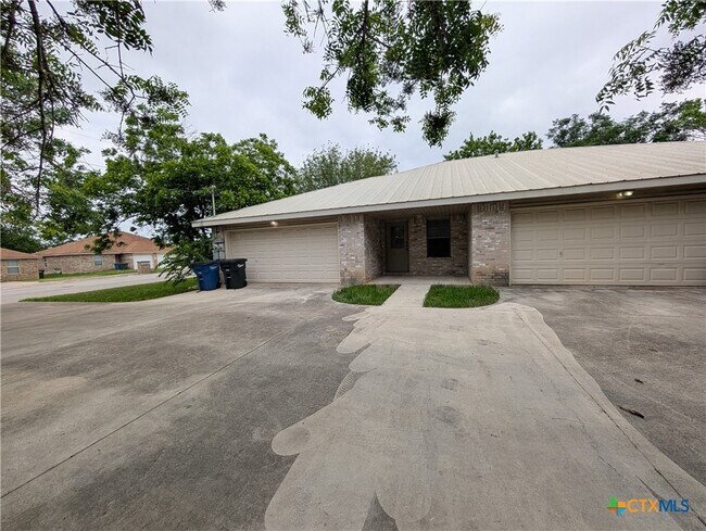 Building Photo - 1134 Misty Acres Dr
