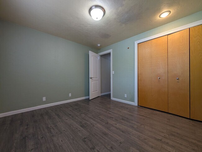 Building Photo - Updated 3-Bedroom, 2.5-Bath Home ~ Solid Surface Flooring and Spacious Kitchen!
