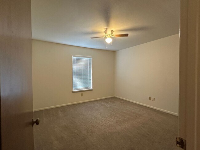 Building Photo - Ready for move in