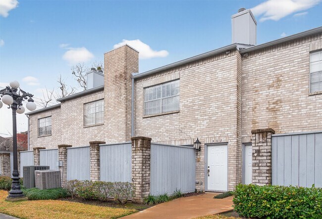 Building Photo - 562 Wilcrest Dr