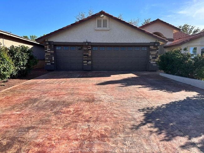 Building Photo - Fully Furnished 3 Bedroom Rental on the Go...