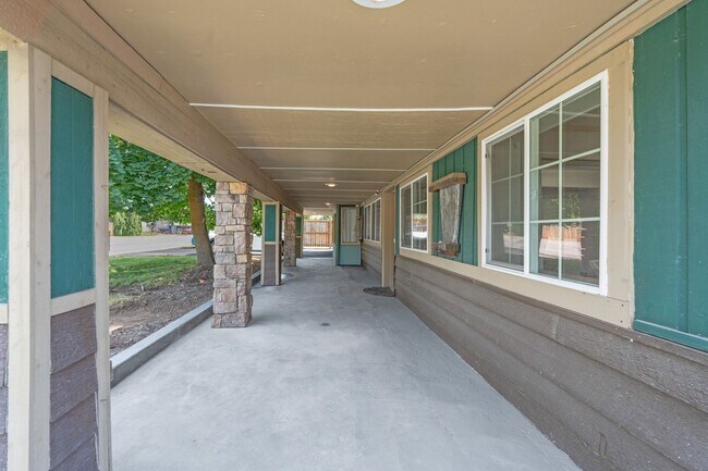 Building Photo - 3 Bed 2.5 Bath Fully Furnished single level rancher with fenced yard & plenty of space