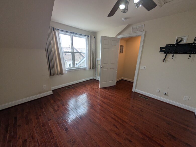 Building Photo - 9442 Canonbury Square