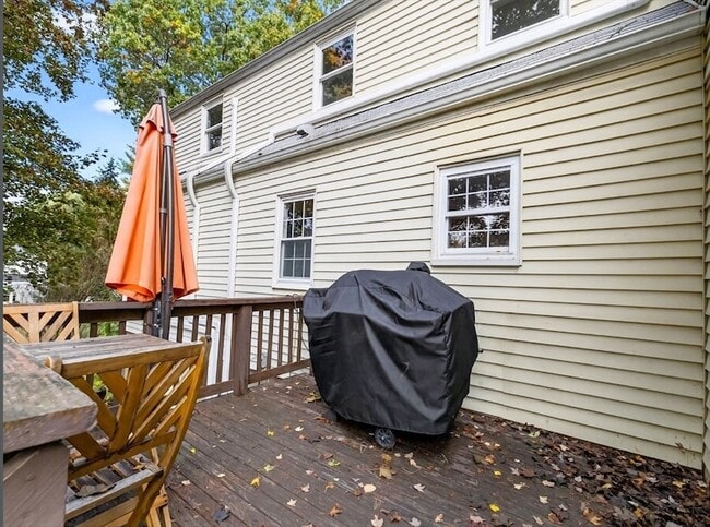 Building Photo - 37 Pine St