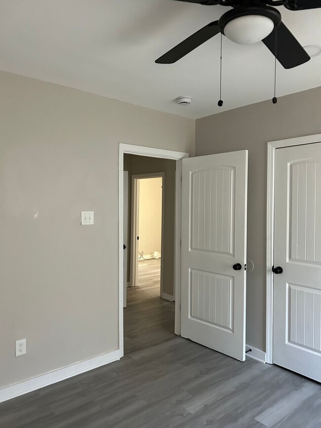 Building Photo - Ready to move in