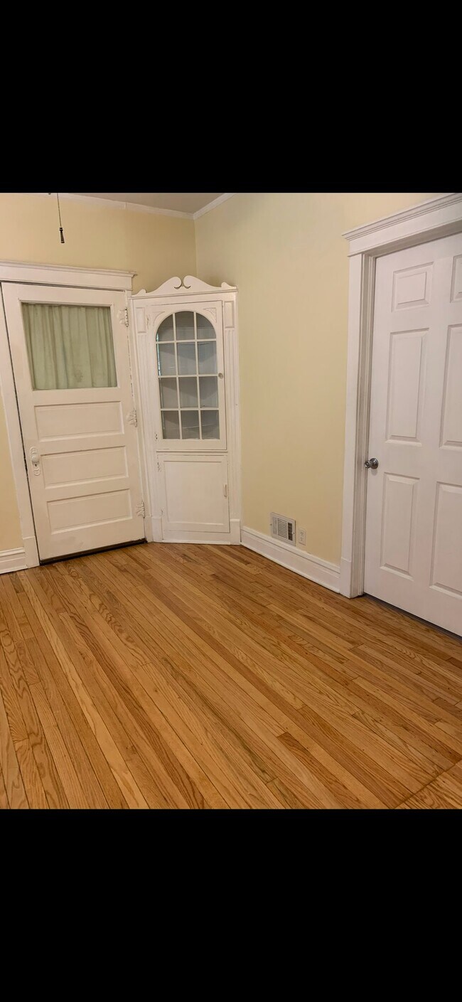 Building Photo - 1152 Lyman Ave