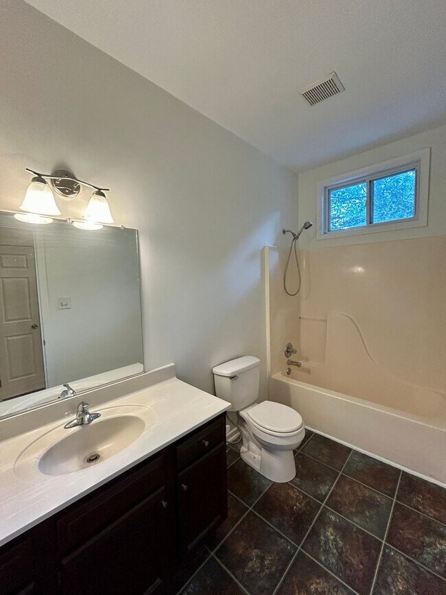 Building Photo - Rare Single-Level Ranch in Midlothian – 1,999 Sq Ft, 4BR/2.5BA with 1-Car Garage | St. James Woods