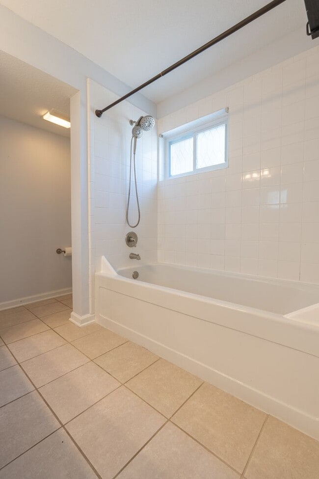 Building Photo - MOVE IN READY 2-bedroom in Virginia Beach!