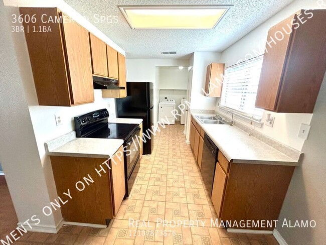 Building Photo - **MOVE-IN SPECIAL** MUST SEE! 3 Bedroom / ...