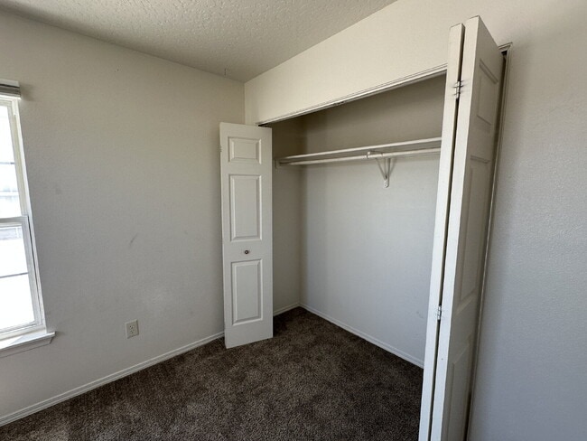 Building Photo - Upper Level 2 Bed 1 Bath Apartment