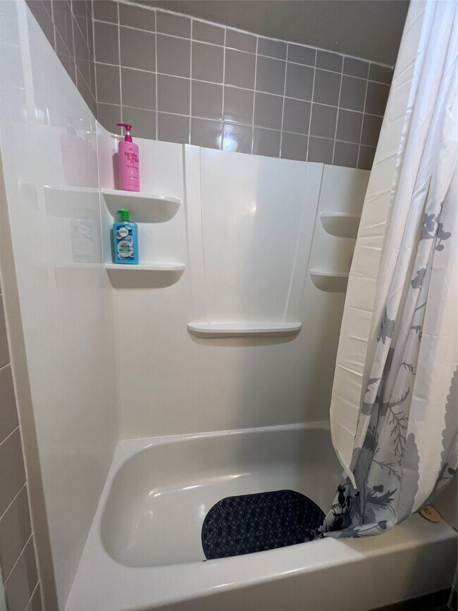 Building Photo - 8141 Glenbrook Dr