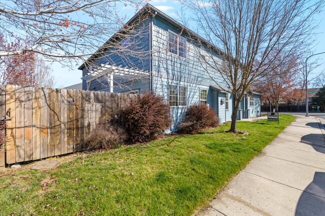 Building Photo - 2350 Finch Ln