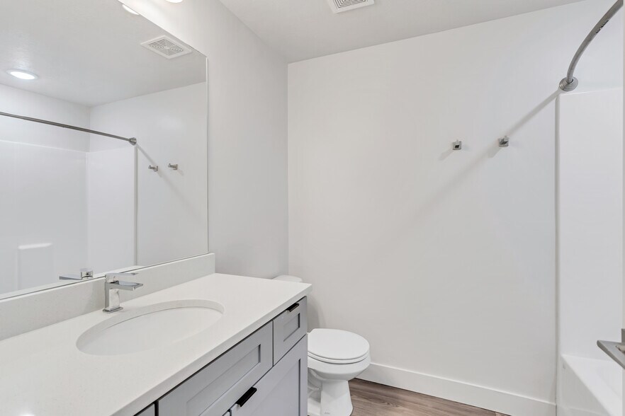 Building Photo - 606 W North Temple St