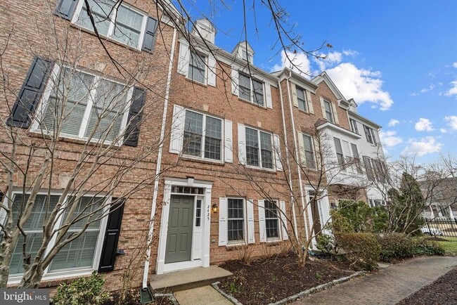 Building Photo - 2425 Huntington Park Dr