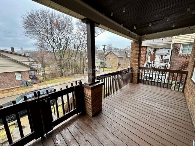 Building Photo - 1112 Kelton Ave