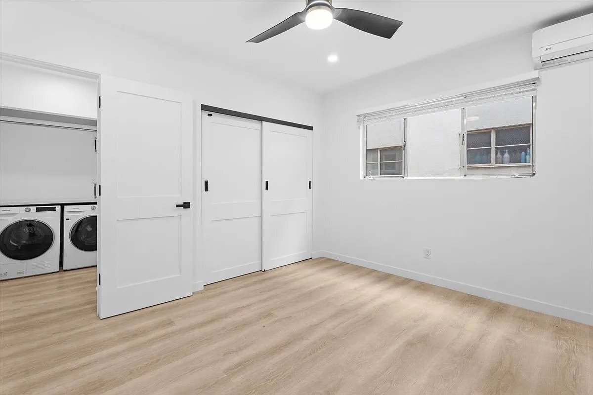 Building Photo - 1021 N Edinburgh Ave