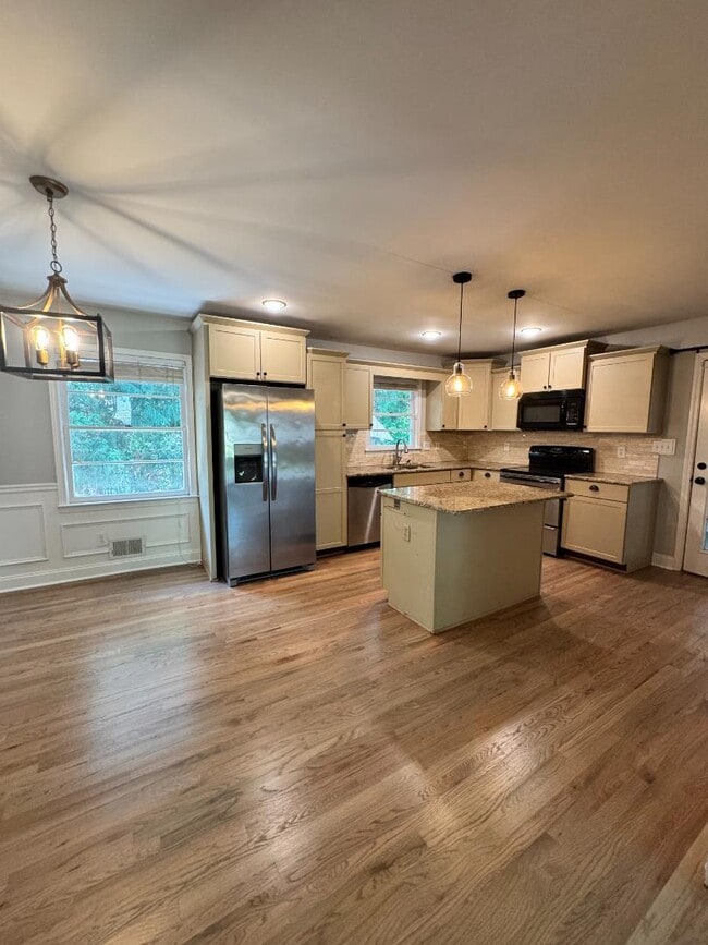 Building Photo - 2002 E Drew Valley Rd NE