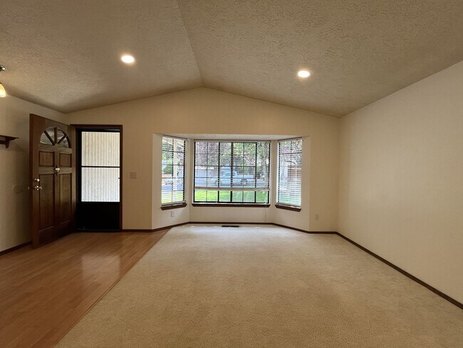 Building Photo - Comfortable Single-Level Living in Southwest Portland with Vaulted Ceilings, Spacious Backyard & ...