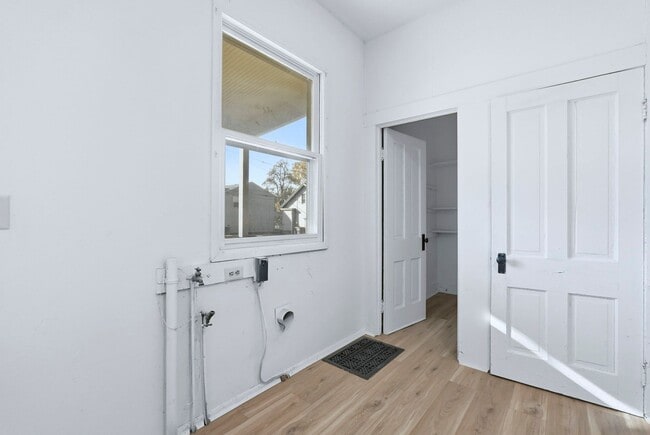 Building Photo - Newly Updated 3-Bedroom Home with Modern U...