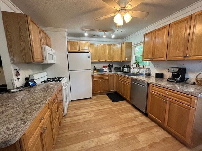 Building Photo - 1816 Weeks Ave