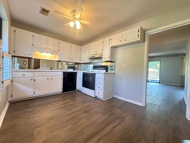 Building Photo - 2404 Hampstead Dr