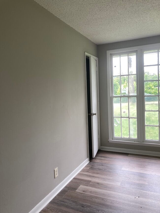 Building Photo - Duplex Home on 1 acres lot - Peacefule, Quiet, Safe Neighborhood