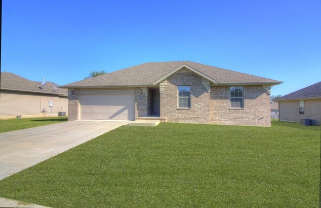 Building Photo - 3 Bedroom in Ozark!