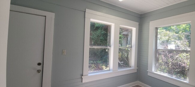 Building Photo - Gorgeous 2 bedroom/1bath with historic fea...