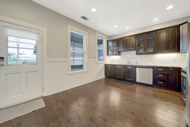 Building Photo - 734 Cassia St