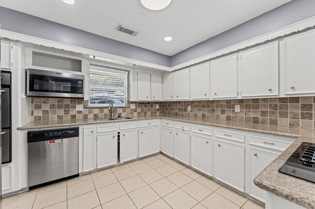 Building Photo - 9611 Hearthwood Dr
