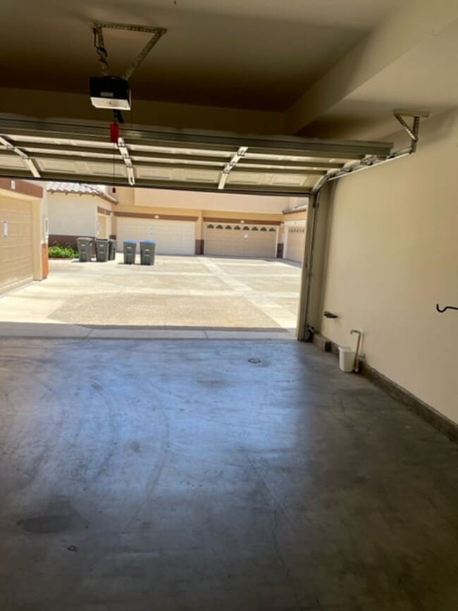 Building Photo - 2 Bedroom in Beautiful Tustin Golf Community