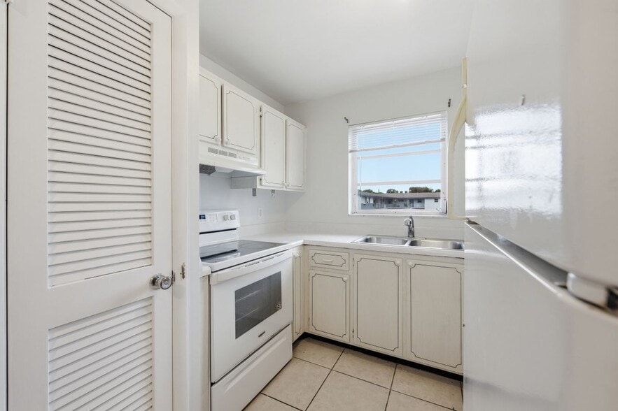 Building Photo - 410 W Palm St